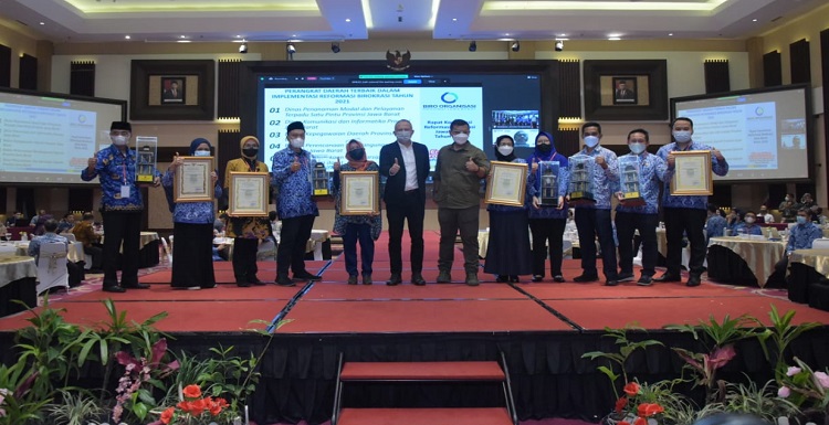 Sekretaris Daerah Provinsi Jawa Barat Setiawan Wangsaatmaja Membuka Rapat Koordinasi Reformasi Birokrasi Provinsi Jawa Barat Tahun 2022 di Ballroom Grand Sunshine Hotel, Kabupaten Bandung, Selasa (17/4/22). Setiawan memaparkan bahwa capaian Indeks Reformasi Birokrasi (IRB) Provinsi Jawa Barat untuk pertama kalinya dalam kurun waktu 2018 - 2021 telah melebihi target di angka 78,68. Kabupaten kota di Jawa Barat yang masih berada di atas 60 sebanyak 16 kabupaten/kota dan 11 kabupaten/kota dengan Indeks RB di bawah 60. Oleh karena itu, ada tiga hal yang perlu ditingkatkan. Yaitu ASN harus profesional, kualitas pengadaan barang dan jasa dan kepatuhan terhadap standar pelayanan publik. “Maka ada dua strategi yang dapat kita selesaikan. Yang pertama adalah strategi penguatan sistem evaluasi kita, khususnya untuk perangkat daerah termasuk perangkat daerah di kabupaten/kota. Kemudian satu lagi adalah penguatan zona intregitas,” katanya.