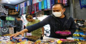 Pemberangkatan jemaah haji Indonesia yang sempat ditutup sampai dua tahun, kini kembali dibuka. Hal ini berdampak besar bagi usaha oleh-oleh haji dan umrah di Kota Bandung. Salah satunya pertokoan Pasar Baru. Seperti Toko Hasanah milik Risma Febrian Safitri. Usaha ini telah ia jalani sejak 2014. Dampak pandemi sangat terasa bagi usahanya. Menurutnya, yang paling riskan dari usahanya ini adalah oleh-oleh makanan seperti kurma, kacang-kacangan, dan cokelat. "Makanan yang paling berdampak karena sepinya pembeli. Sampai banyak yang expired (kedaluarsa), akhirnya kita buang. Kurma juga kita jual murah jadinya, meski expirednya masih lama," ungkap Risma