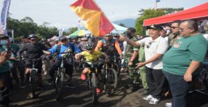 Plh. Gubernur Jawa Barat Uu Ruzhanul Ulum membuka event Bedegong Mountain Bike di Pesona Alam Gunung Laya Kecamatan Talaga, Kabupaten Majalengka, Minggu (22/5/2022). Pak Uu -sapaan akrab Uu Ruzhanul Ulum -   mengapresiasi dan mendukung kegiatan bersepeda hari ini yang memiliki multidimensi kemanfaatan bagi masyarakat, namun tanpa mengabaikan protokol kesehatan. "Yang pertama adalah dimensi untuk silaturahmi di antara kita selama hampir dua tahun kita tidak mengadakan kegiatan. Tetapi alhamdulillah hari ini kita melaksanakan kegiatan dengan banyak orang," ungkapnya.