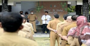 Wakil Gubernur Jawa Barat Uu Ruzhanul Ulum menjadi pembina apel pagi sekaligus halal bihalal bersama jajaran pegawai Dinas Bina Marga dan Penataan Ruang Jabar serta Dinas Sumber Daya Air di Kantor DBMPR Jabar, Kota Bandung, Senin (9/5/2022). Dalam arahannya, Pak Uu --sapaan Wagub Jabar-- memotivasi Aparatur Sipil Negara (ASN) di Lingkungan Pemda Provinsi Jabar untuk terus bekerja dengan semangat dan sebaik-baiknya. Apalagi para ASN, kata Pak Uu, telah melalui Bulan Suci Ramadan. Itu karena Bulan Suci Ramadan yang sudah dilalui agar menjadi spirit dalam melaksanakan tugas sebagai ASN. Menurutnya, Bulan Ramadan dikenal sebagai riyadhoh yang artinya mencegah kemungkaran.