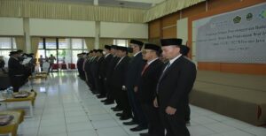 Wakil Gubernur Jawa Barat Uu Ruzhanul Ulum melantik 21 Petugas Penyelenggara Ibadah Haji (PPIH) Embarkasi Jakarta - Bekasi Tahun 2022 di UPT Asrama Haji Bekasi, Kota Bekasi, Sabtu (21/5/2022). Pelantikan tersebut berdasarkan Keputusan Menteri Agama Republik Indonesia Nomor 436 Tahun 2022. Pak Uu -sapaan Wagub Jabar - berharap melalui pelantikan dan pengukuhan ini, para PPIH mampu memberikan pelayanan prima dan baik karena citra Pemerintah Daerah Provinsi Jawa Barat berada di pundak PPIH yang bertugas, sehingga niatkan lillahi ta'ala, insyaallah mendapatkan pahala. "Kalau pelayanan mereka baik, maka citra pun baik, tapi sebaliknya kalau pelayanan mereka kurang baik, maka kami pun selaku pemerintah citranya akan kurang baik," tuturnya. "Tolong layani dengan baik, sesuai dengan tupoksinya masing-masing," tegas Pak Uu.