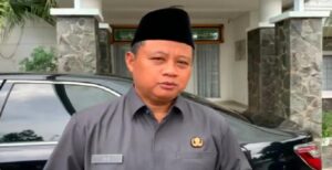 Wakil Gubernur Jawa Barat Uu Ruzhanul Ulum mengatakan Pemerintah Daerah (Pemda) Provinsi Jabar meningkatkan pengawasan terhadap arus lalu lintas peredaran hewan kurban yang mulai mengalami peningkatan jelang hari raya Iduladha 1443 H tahun ini. Pengawasan dilakukan guna mengantisipasi kemunculan wabah penyakit mulut dan kuku (PMK), ataupun penyakit menular lainnya pada hewan ternak, khususnya sapi. Seperti diketahui, Hari Raya Iduladha identik dengan kegiatan penyembelihan hewan kurban dan akan jatuh sebentar lagi. Pak Uu -- sapaan Uu Ruzhanul menyebut, pihaknya pun telah melakukan sejumlah upaya. Seperti di antaranya membentuk Satuan Tugas PMK, hingga berkoordinasi dengan para bupati/ wali kota terkait melakukan pemantauan terhadap pergerakan hewan ternak di Jawa Barat. "Agar diperiksa apakah sudah lulus kesehatan dari tempatnya berangkat atau tidak. Kalau tidak, kami dengan berat hati akan memulangkannya kembali ke daerah asalnya," kata Pak Uu, di Kota Bandung, Jumat (13/5/2022).