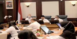 Wakil Gubernur Jawa Barat Uu Ruzhanul Ulum menghadiri Exit Meeting Badan Pemeriksa Keuangan Perwakilan Provinsi Jawa Barat, di Ruang Rapat Papandayan Gedung Sate, Kota  Bandung, Rabu (18/05/2022). Wagub mengapresiasi BPK Perwakilan Jabar yang telah menyerahkan hasil audit terhadap dua obyek pemeriksaan, yakni pemeriksaan terinci Laporan Keuangan Pemerintah Daerah Tahun Anggaran 2021 dan aspek kinerja Pemda Provinsi Jabar dengan tema penanggulangan kemiskinan. Menurutnya, hasil pemeriksaan dan rekomendasi yang diberikan menjadi masukan agar dilakukan perbaikan oleh Pemda Provinsi Jabar. "Terima kasih kepada BPK Perwakilan Jabar yang sudah memberikan masukan dan koreksi kepada Pemda Provinsi Jabar.  Insya Allah, kami segera menindaklanjuti," sambungnya. Pak Uu-- sapaan Uu Ruzhanul-- menginstruksikan agar seluruh perangkat daerah segera menindaklanjuti rekomendasi yang diberikan BPK, sekaligus segera merancang rencana aksi. Ini penting agar kinerja Pemda Provinsi Jabar berdampak baik pada masyarakat.