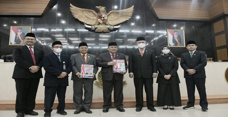 Pemda Provinsi Jawa Barat menerima opini Wajar Tanpa Pengecualian (WTP) untuk yang kesebelas kalinya secara beruntun atas Laporan Keuangan Pemerintah Daerah (LKPD) Tahun Anggaran 2021 dari Badan Pemeriksa Keuangan RI. Capaian ini diumumkan pada Rapat Paripurna DPRD Provinsi Jabar dengan agenda Penyerahan Laporan Hasil Pemeriksaan (LHP) atas Laporan Pemerintah Daerah (LKPD) Provinsi Jabar TA. 2021, di Ruang Rapat Paripurna DPRD Provinsi Jabar, Jalan Diponegoro, Kota Bandung, Selasa (24/5/2022). Wakil Gubernur Jabar Uu Ruzhanul Ulum selaku Plh Gubernur Jawa Barat mengungkapkan meski telah mendapatkan opini WTP, pihaknya akan tetap ¬ngabret dalam menyelesaikan rekomendasi yang diajukan oleh BPK. Menurutnya, masalah tuntutan ganti rugi (TGR) dan rekomendasi BPK untuk Jabar terdiri dari TGR lama dan TGR baru.