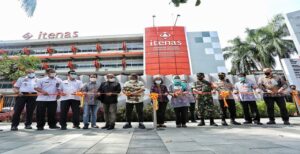 Untuk mewujudkan salah satu tri dharma perguruan tinggi, yakni pengabdian kepada masyarakat, Institut Teknologi Nasional (Itenas) Bandung membangun ruang publik di halaman depan kampus. Ruang publik ini diresmikan pada Rabu, 11 Mei 2022. Wali Kota Bandung, Yana Mulyana mengapresiasi langkal Itenas Bandung "Sesuai namanya, meski ada di halaman depan Itenas, ruang publik ini bisa dinikmati masyarakat Kota Bandung," ujar Yana selepas peresmian. Ia berharap, dengan adanya ruang terbuka publik ini, bisa menjadi salah satu ikhtiar untuk meningkatkan imunitas di masa pandemi. "Ruang publik ini diharapkan bisa membantu warga masyarakat untuk meningkatkan imunitas dan indeks kebahagiaannya. Sebagai kota yang sehat, kita memang harus memiliki banyak ruang publik terbuka," ucapnya. Selain itu, Yana mengatakan, dengan diinisiasikannya ruang publik Itenas, bisa memicu perguruan tinggi lain atau tempat-tempat lain yang memiliki potensi untuk membuat ruang terbuka seperti ini. "Sehingga saat kita sudah mulai memasuki fase endemi, ruang-ruang publik ini bisa semakin banyak untuk meningkatkan imunitas. Masyarakat juga harus ikut jaga seluruh ruang publik yang ada di Kota Bandung," imbuh Yana.