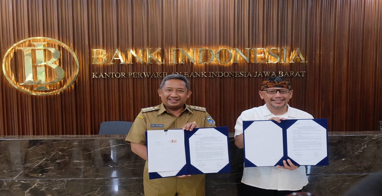 Pemerintah Kota (Pemkot) Bandung bersinergi dengan Bank Indonesia Provinsi Jawa Barat dalam menghadirkan Sumber Daya Manusia (SDM) berkualitas. Hal ini tercetus dalam acara Penandatanganan Pinjam Pakai Lahan dari Bank Indonesia kepada Pemerintah Kota Bandung untuk SDN Suryalaya, Senin 23 Mei 2022. Lahan seluas 1635 meter persegi dan luas bangunan 630 meter persegi di Jalan Surya Indah tersebut dipinjamkan Bank Indonesia kepada Pemkot Bandung dan diperuntukkan bagi SDN Suryalaya. Wali Kota Bandung Yana Mulyana menyambut positif sinergi ini. Menurutnya, keterbatasan sumber daya alam menjadi salah satu faktor Kota Bandung harus terus mengakselerasi kualitas sumber daya manusia. "Terima kasih. Insyaallah, akan kami gunakan sebaik-baiknya (lahan yang dipinjamkan) untuk pendidikan dasar SD Suryalaya ujarnya di Bank Indonesia Provinsi Jawa Barat, Jalan Braga No 108, Senin 23 Mei 2022. Yana juga menyebut akselerasi SDM ini sejalan dengan tujuan Pemkot Bandung dalam memulihkan ekonomi pascapandemi Covid-19. Lebih lanjut, ia juga memastikan tidak boleh ada anak usia sekolah di Kota Bandung yang tidak bersekolah.