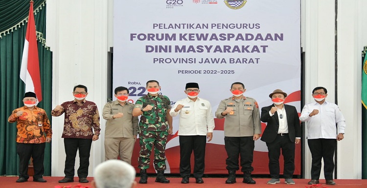 Gubernur Jawa Barat Ridwan Kamil melantik kepengurusan Forum Kewaspadaan Dini Masyarakat (FKDM) Provinsi Jabar periode 2022-2025 di Aula Timur Gedung Sate, Kota Bandung, Rabu (22/6/2022). Forum yang pengurusnya berasal dari lintas instansi dan profesi ini dibentuk untuk mendeteksi awal potensi-potensi keresahan di masyarakat. FKDM inipun ke depan akan hadir sampai ke tingkat kecamatan. Dalam amanatnya, Kang Emil --sapaan Ridwan Kamil-- mengatakan bahwa FKDM Jabar harus menjadi benteng terawal dengan sensitivitas tinggi dalam memetakan potensi membahayakan yang mengancam kondusivitas.