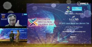 Menutup bulan Juni 2022, bank bjbberhasil meraih penghargaan Indonesia Innovation Award 2022kategori Financial Industry dari The Iconomics, karena dinilai telah berhasil melakukan berbagai langkah dan terobosan sehinga perusahaan tetap berkinerja baik di masa pandemi maupun pasca pandemi. Penghargaan tersebut diberikan kepada Tedi Setiawan selaku Direktur Operasional bank bjb, pada Rabu (29/6)secara virtual, dalam acara Indonesia Innovation Award 2022 dengan tema “Cool, Creative, And Impacful”. Dewan juri menilai bank bjb telah konsisten melakukan inovasi sehingga perusahaan terus bertumbuh positif. Penghargaan ini diberikan kepada bank bjb atas langkah-langkah yang merupakan terobosan, bersifat unik dan berbeda dibandingkan perusahaan sejenis di industrinya. Inovasi yang dilakukann bank bjb, semakin memberi kemudahan bagi stakeholders untuk mengakses dan memanfaatkan inovasi tersebut.