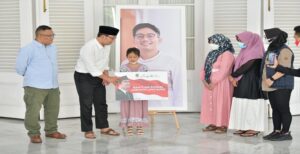 Gubernur Jawa Barat Ridwan Kamil memberikan bantuan pendidikan untuk Alika Putri, anak yatim, di Gedung Pakuan, Kota Bandung, Selasa (28/6/2022). Bantuan untuk Alika yang mengalami putus sekolah diberikan sebagai respons cepat dari laporan yang diterima Tim Jabar Quick Respone (JQR). Tim JQR mendapatkan informasi tersebut dari laporan saudara Alika, Dhea Yudawati, yang menginformasikan ada seorang anak yatim, usia 10 tahun, yang ibunya tak memiliki pekerjaan. Anak tersebut membutuhkan dana untuk biaya pendidikan. Ridwan Kamil ketika menemui Alika beserta saudara dan ibunya di Pendopo Pakuan tampak berbincang-bincang hangat dan ceria, juga memberikan dukungan moril kepada Alika dan keluarga.