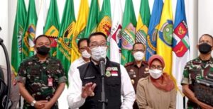 Gubernur Jawa Barat Ridwan Kamil menuturkan peningkatan kasus COVID-19 diprediksi terjadi hanya sampai Juli 2022. Setelah itu menurut kajian para epidemiolog, kurva pandemi diprediksi melandai. "Prediksi puncaknya di bulan Juli menurut hitungan ilmu, setelah Juli nanti turun lagi," ujar Ridwan Kamil ditemui selepas rapat komite penanganan COVID-19 Jabar di Aula Barat Gedung Sate Bandung, Rabu (22/6/2022). Menurut Kang Emil -- sapaan akrab Ridwan Kamil -- peningkatan kasus baru COVID-19 di tengah pelonggaran aktivitas masyarakat semakin menegaskan bahwa virus ini tak akan hilang sebagaimana strain utamanya sudah ada sejak ratusan tahun. Varian baru akan datang dan pergi dengan pola serupa. "Hal begini akan mengiringi, makanya dari awal kita sampaikan COVID-19 tidak akan hilang sama sekali akan datang dan pergi dengan pola sama," ujarnya.