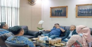 Anggota Komisi III DPRD Provinsi Jawa Barat melaksanakan kunjungan kerja ke Bank BJB Kantor Cabang Cikarang, Kabupaten Bekasi dalam rangka evaluasi kinerja mitra kerja Komisi Tahun 2021 dan Triwulan I Tahun 2022, Selasa (14/06/2022). Anggota Komisi III DPRD Provinsi Jawa Barat dari Fraksi Partai Demokrat, Ir. Irfan Suryanagara, M.IPol. mengapresiasi kinerja Bank Bjb Kantor Cabang (KC) Cikarang. Anggota Legislatif (Aleg) partai berlambang bintang merzyini juga meminta pihak manajemen bank BUMD tersebut untuk terus meningkatkan kinerja. Menurut Aleg dari daerah pemilihan (dapil) Kota Bekasi dan Kota Depok ini,pihaknya dari Komisi III DPRD Jabar sangat mengapresiasi capaian kinerja Bank Bjb Kantor Cabang Cikarang. Semoga ke depannya semakin baik lagi,” kata Irfan kepada media, Selasa (14/6/2022).