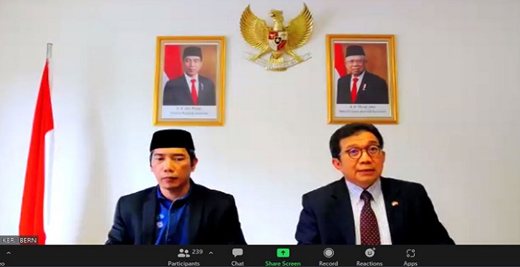 KBRI di Bern bersama keluarga Ridwan Kamil mengumumkan polisi Swiss telah menemukan jasad Emmril Kahn Mumtadz pada Rabu (8/6/2022). Jenazah ditemukan di Bendungan Engehalde Bern pukul 06.50 pagi waktu Swiss atau 11.50 WIB. "Pada hari ini saya ingin menyampaikan kabar bahwa kemarin (Rabu) kepolisian kantor Bern bertemu di kantor kami di KBRI Bern bersama keluarga, untuk menyampaikan informasi awal mengenai ditemukannya jasad yang diduga adalah ananda Eril," ujar Muliaman Hadad Dubes RI untuk Swiss pada konferensi pers, Kamis (9/6/2022) malam. Sesuai prosedur berlaku, tim forensik kepolisian segera mengidentifikasi dan menelusuri DNA, untuk memastikan bahwa jasad yang ditemukan tersebut adalah benar ananda Eril. "Kamis 9 Juni 2022 siang waktu Swiss pihak kepolisian menyampaikan konfirmasi bahwa jasad DNA adalah Ananda Eril. Hal ini juga disampaikan secara official melalui media rilis mereka pada pukul 13.45 waktu Swiss" tuturnya.