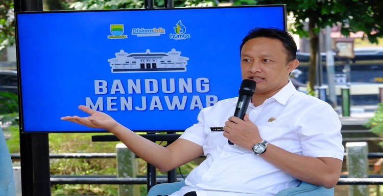 Dinas Komunikasi dan Informatika (Diskominfo) Kota Bandung mengajak seluruh masyarakat untuk turut serta membangun Kota Bandung sebagai Kota Cerdas (Smart City). Untuk itu, Diskominfo menyelenggarakan Lomba Open Inovasi tentang inovasi smart city bertajuk Smart City Bandung District (SCBD). Open Inovasi dilakukan untuk menghimpun ide kreatif dan inovatif warga Bandung untuk terus memberikan hal baik bagi penerapan Bandung sebagai Kota Cerdas. Warga Bandung dapat mengakses smartcity.bandung.go.id atau mengunduh Aplikasi Bandung Sadayana untuk mengunggah inovasi dan dapatkan hadiah total Rp10 juta. Harapannya, open inovasi ini turut membantu dalam menstimulus terciptanya ide-ide baik bagi pengembangan Bandung Kota cerdas.