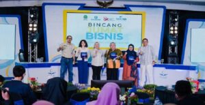 bank bjb berkomitmen dan secara konsisten mendorong pelaku UMKM untuk terus berkembang hingga menembus pasar internasional melalui digitalisasi, pemberdayaan dan pembiayaan. Direktur Utama bank bjb Yuddy Renaldi mengatakan, melalui program bjb Pesat (Pemberdayaan Ekonomi Masyarakat Terpadu) membina dan meningkatkan kompetensi UMKM agar terus tumbuh dan naik kelas. “Program Pesat merupakan bagian dari komitmen bank bjb dalam mendukung pertumbuhan ekonomi nasional sehingga diharapkan UMKM binaan bank bjb mampu berdaya saing, naik kelas, sampai akhirnya menjadi UMKM Juara,” kata Yuddy dalam sambutannya di acara seminar nasional “UMKM Go Global bersama bank bjb, Jumat, 22 Juli 2022.