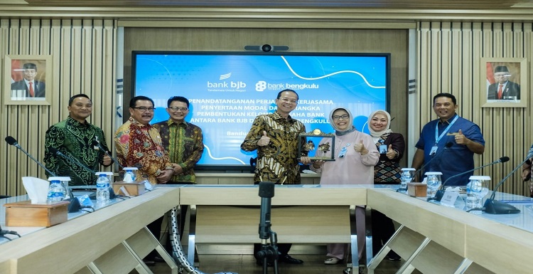 bank bjb dan Bank Bengkulu melakukan penandatangan Perjanjian Kerja Sama (PKS) penyertaan modal dalam rangka pembentukan Kelompok Usaha Bank (KUB), sebagai rencana bersama untuk melakukan pengembangan bisnis kedua belah pihak. PKS antara bank bjb dengan Bank Bengkulu dilakukan di Menara bank bjb, Lantai 7, Jalan Naripan, Kota Bandung, Jumat (29/7/2022). Hadir melakukan penandatanganan Direktur Komersial & UMKM bank bjb Nancy Adistyasari dengan Komisaris Independen Bank Bengkulu Ridwan Nurazi dan Direktur Utama Bank Bengkulu Ahmad Irfan. Turut hadir menyaksikan proses penandatanganan Direktur Keuangan bank bjb Nia Kania beserta jajaran dan Direktur Kepatuhan Bank Bengkulu Jufrizal Eka Putra beserta jajaran. Penandatanganan PKS oleh kedua belah pihak, merupakan tindak lanjut dari keputusan Rapat Umum Pemegang Saham Luar Biasa (RUPSLB) Bank Bengkulu tanggal 27 Juli 2022 yang telah menyetujui rencana Bank Bengkulu untuk dapat menjadi anggota KUB bank bjb dimana bank bjb akan melakukan setoran modal secara bertahap sebanyak-banyaknya sebesar Rp250 miliar.