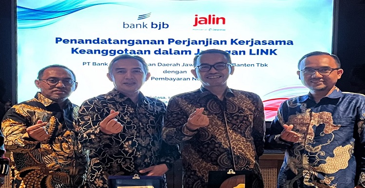 bank bjb melakukan kolaborasi dengan PT Jalin Pembayaran Nusantara (Jalin) untuk mendorong inklusi keuangan nasional melalui digitalisasi perbankan. Kolaborasi bank bjb dengan Jalin tertuang dalam penandatanganan perjanjian bersama dalam gelaran Festival Ekonomi Keuangan Digital Indonesia (FEKDI) 2022 yang diselenggarakan 11 - 15 Juli 2022 di Bali. Dalam kesempatan terpisah, Direktur Information Technology, Treasury & International Banking bank bjb Rio Lanasier mengatakan, kerja sama ini merupakan wujud konkret bank bjb dalam mengakselerasi digitalisasi perbankan di Indonesia. “Kerja sama ini tidak hanya membawa nilai bisnis bagi bank bjb, namun juga dapat dirasakan oleh para nasabah. Sebagai member Jalin, ke depan bank bjb dapat memberikan solusi-solusi keuangan digital dan turut mengembangkan literasi keuangan di daerah,” ujar Rio. bank bjb mendapatkan layanan dari Jalin untuk tahap awal meliputi jaringan switching Link ATM yang mempermudah interkonektivitas bagi para nasabah serta meningkatkan efisiensi operasional perbankan. Layanan tersebut akan mencakup fitur-fitur mendasar seperti cek saldo, tarik tunai, transfer di ATM maupun mobile banking dan internet banking, serta di agen Laku Pandai (Mini ATM).