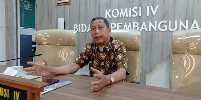 Anggota Komisi IV DPRD Provinsi Jawa Barat, Daddy Rohanady, menyambut baik BIJB Kertajati di Majalengka menjadi bandara pemberangkatan umroh mulai September 2022. Menurut rencana,diungkapkan Daro sapaan akrab Daddy Rohanady Anggota Legislatif (Aleg) dari Fraksi Gerindra Persatuan DPRD Provinsi Jawa Barat ini, bandara kebanggan masyarakat Jabar ini akan memberangkatkan 5 flight rombongan umroh untuk setiap minggunya. Aleg partai berlambang burung garuda ini , senang dengan rencana ini karena selama ini bandara Kertajati terkesan sepi dan aktifitasnya baru memberangkatkan pesawat kargo 4 kali seminggu,ungkapnya kepada media kemarin. Wakil rakyat daerah pemilihan Jabar 12 meliputi Kabupaten Indramyu,Cirebon dan Kota Citebon ini berharap, pemberangkatan umroh mulai dua bulan ke depan itu bisa membuat bandara Kertajati menggeliat.