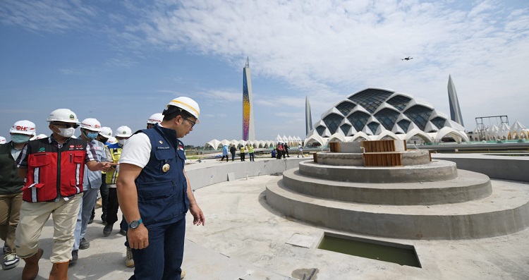 Pembangunan Masjid Raya Al-Jabbar di Kecamatan Gedebage, Kota Bandung realisasi sudah mencapai 56 persen. Gubernur Jawa Barat Ridwan Kamil meninjau langsung ke lokasi untuk memastikan progres pembangunannya, Sabtu (2/7/2022). Ia mengemukakan, pembangunan Masjid Raya Al-Jabbar sampai saat ini masih sesuai dengan target. Harapannya bisa segera diresmikan dalam waktu yang telah ditentukan. “Target masih on schedule, ada sisa waktu lima sampai enam bulan. Semua sedang dalam proses, mudah-mudahan pada waktunya bisa kita resmikan dan bisa dimanfaatkan secara maksimal oleh semua umat Islam yang ingin ke sini,” kata Kang Emil, sapaan akrab Ridwan Kamil. “Jadi progres pembangunannya sampai saat ini kurang lebih 56 persen, yang 44 persennya kita bereskan dalam waktu enam bulan,” tambahnya. Dalam kesempatan tersebut, Kang Emil meninjau beberapa sarana dan prasarana yang juga sedang berproses, salah satunya adalah tempat wudu. “Masih 44 persen lagi untuk menggenapkan yang sedang berproses. Contohnya adalah tempat wudu sudah beres bangunannya, tapi untuk keramik-kemariknya belum (selesai),” sebutnya.