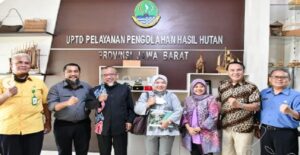 Komisi II DPRD Provinsi Jawa Barat,yang membidangi Perekonomian, meliputi: Perdagangan dan Perindustrian, Wilayah Kelautan Daerah, Konservasi Alam, Ketahanan Pangan, Pertanian Tanaman Pangan, Peternakan, Perikanan, Perkebunan, Kehutanan, Logistik, Koperasi dan Pengusaha Kecil serta Pariwisata. Sesuai dengan tupoksinya legislatif sebagai pengawasan selain budgeting dan legislasi(membuat peraturan daerah/perda) melakukan kunjungan kerja (kunker) meninjau salah satu mitra kerja komisi. Pimpinan dan Anggota Komisi II DPRD Provinsi Jawa Barat melaksanakan kunjungan kerja ke UPTD Pelayanan Pengelolaan Hasil Hutan di Kabupaten Cirebon dalam rangka evaluasi program dan kegiatan APBD Tahun Anggaran 2022, (Selasa, 19/7/2022).