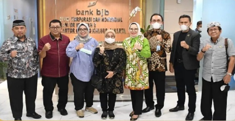 Pimpinan dan Anggota Komisi III DPRD Provinsi Jawa Barat melaksanakan kunjungan kerja ke Bank BJB Cabang Khusus Jakarta dalam rangka evaluasi kinerja mitra kerja Komisi sampai dengan Triwulan II Tahun 2022, yang bertempat di Ruang Rapat Kantor Bank BJB Cabang Khusus Jakarta, Senin (18/7/2022). Anggota Komisi III DPRD Provinsi Jawa Barat, H..Ricky Kurniawan, Lc., mengapresiasi kinerja Bank Bjb Cabang Khusus Jakarta yang berada di Provinsi DKI Jakarta. RIcky meminta pihak manajemen bank BUMD tersebut untuk terus meningkatkan kinerjanya ditengah pandemi Covid-19 yang sudah melandai dan PPKM sudah turun level. “Kami sangat mengapresiasi kinerja Bank Bjb Cabang Khusus Jakarta. Kami berharap, semoga ke depannya kinerjanya semakin baik,” tutur pria berkacamata ini . Anggota Fraksi Partai Gerakan Indonesia Raya (F-Gerindra Persatuan) DPRD Provinsi Jawa Barat ini berharap kedepannya kinerja bank bjb Cabang Khusus Jakarta, bisa mempertahankan keunggulannya dan meningkatkan apa yang telah dicapai selama ini.