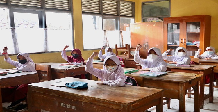 Sejumlah sekolah dasar (SD) di Kota Bandung masih minim pendaftar baru, seperti di Banjarsari, Merdeka, dan Putraco. Faktornya beragam, mulai dari minimnya jumlah penduduk usia SD hingga pola pikir masyarakat terkait sekolah tertentu. Hal ini disampaikan Ketua Penerimaan Peserta Didik Baru (PPDB) Dinas Pendidikan (Disdik) Kota Bandung, Edy Suparjoto pada Selasa, 12 Juli 2022. "Seperti di Banjarsari, Merdeka, Putraco, sekolahnya berada di kawasan bukan padat penduduk. Misalnya, Banjarsari itu masuk zona B. Sedangkan usia SD di zona B itu termasuk sedikit," ujar Edi.