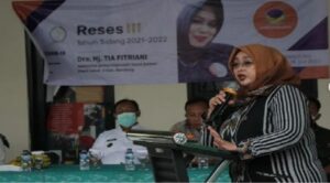 Anggota DPRD Provinsi Jawa Barat, dari Fraksi Nasdem, Dra. Hj. Tia Fitriani berikan apresiasi dan dukungan pada wilayah Kecamatan Dayeuhkolot, khususnya Desa Dayeuhkolot, dimana sewaktu wilayahnya ada bencana, khususnya banjir, ada tempat khusus buat warga masyarakatnya untuk ditampung, hal ini dikatakannya saat reses masa sidang III tahun 2021 – 2022, di Desa Dayeuhkolot Kecamatan Dayeuhkolot Kabupaten Bandung, Kamis (7/7/2022). Menurut Hj. Tia langkah yang dilakukan oleh Pemdes Dayeuhkolot dan Puskesmas tersebut sangat tepat, disaat kebanjiran tentunya warga masyarakat sangat sulit cari tempat yang aman dan Alhamdulilah untuk Desa Dayeuhkolot ada penampungan meskipun tempat tersebut terbatas,tutur politisi perempuan partai Nasdem ini.