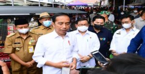 Pelaksana Harian Gubernur Jawa Barat Uu Ruzhanul Ulum mendampingi Presiden RI Joko Widodo kunjungan kerja ke Kabupaten Subang, Selasa (12/7/2022). Sejumlah agenda yang dilaksanakan Presiden RI di antaranya kunjungan ke Pasar Sukamandi, Kecamatan Patokbeusi, serta kunjungan ke Kantor Balai Besar Penelitian Tanaman Padi. Di Pasar Sukamandi, Kepala Negara memberikan bantuan kepada para pedagang. Presiden berharap bantuan tersebut dapat memacu pertumbuhan ekonomi masyarakat pascapandemi. Di samping itu, Jokowi juga memberikan bantuan bagi para penerima manfaat Program Keluarga Harapan (PKH). "Tadi seperti biasa memberikan tambahan modal kerja untuk usaha-usaha mikro, untuk pedagang- pedagang pasar, untuk pedagang kaki lima (PKL)," kata Jokowi.