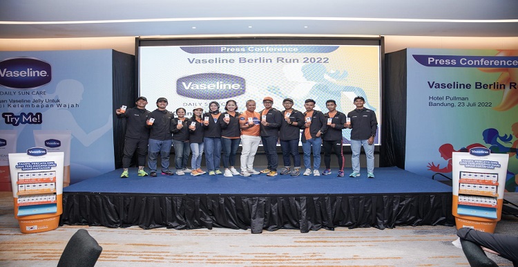 Melalui rangkaian produk tabir surya terbarunya, Vaseline Daily Sun Care, secara resmi mengumumkan 9 (sembilan) nama pemenang pelari Indonesia, untuk berpartisipasi dalam ajang marathon berskala internasional di Berlin, Jerman, pada tanggal 25 September mendatang. Kegiatan ini merupakan salah satu rangkaian program kampanye Vaseline Berlin Run 2022 yang menjadi manifestasi komitmen Vaseline Daily Sun Care dalam mendukung masyarakat ciptakan gaya hidup sehat, aktif, dan dinamis. Nama 9 (sembilan) peserta ajang marathon di Berlin adalah Andre Caprina (Marathoner & Marathoning coach), Arif Rahmat Gunawan (Marathoning coach), Stena Wakkary (Marathoner & KOL Vaseline), Fahril Baharuddin, Terry Prayoga, Astrid Toar, Abdul Rhakhman Ramli, Lusiana Mastriarti, serta Satria Yudha. Menurut Tamara Adys Nabila, Asst. Marketing Country Manager Unilever International mengatakan, “Vaseline berkomitmen menghadirkan rangkaian produk berkualitas untuk melindungi kulit melalui Vaseline Daily Sun Care yang berkontribusi dalam mendukung penerapan gaya hidup sehat. Salah satu kuncinya adalah menjaga kondisi kulit tetap lembab dan terus sehat meski di bawah paparan sinar matahari sehingga dapat tampil percaya diri dan tetap #ChinUpUnderTheSun bersama rangkaian produk Vaseline. Vaseline Daily Sun Care memberikan perlindungan khusus kulit terhadap paparan sinar UV, membantu tampil percaya diri dan terlindungi saat melakukan aktivitas di luar ruang, termasuk berolahraga.