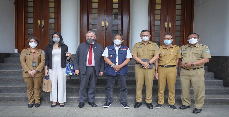 Universitas di Inggris dan Australia akan hadir di Kota Bandung. Keduanya adalah Lancaster University dan Deakin University. Rencananya, dua kampus ini akan mendirikan kampus bersama di Kota Bandung. Untuk diketahui, perwakilan dari Universitas Deakin dan Universitas Lancaster telah beberapa kali mengadakan audiensi dengan Pemerintah Kota Bandung, yaitu pada 25 Mei 2022, yang diterima oleh Kepala Bagian Kerja Sama dan didampingi oleh beberapa dinas terkait. Dan pada 30 Juni 2022, yang diterima oleh Kepala Bappelitbang. Dalam audiensi bersama perwakilan dari Lancaster University, Wali Kota Bandung, Yana Mulyana menyebut Pemkot Bandung menyambut baik rencana pembangunan bersama kedua kampus ini. “Kami sangat terbuka untuk penawaran kerja sama di bidang pendidikan. Tapi tentunya, perlu ada studi awal untuk menentukan lokasi yang diinginkan (untuk mendirikan kampus bersama),” ujar Yana di Balai Kota, Selasa 12 Juni 2022.