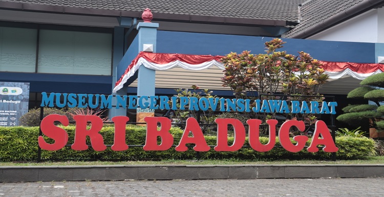 Kota Bandung tak hanya terkenal soal wisata dan kulinernya. Kota Bandung juga dikenal banyak memiliki museum. Salah satunya yaitu Museum Sri Baduga yang berada di Jalan BKR no 185, Pelindung Hewan, Kec. Astanaanyar, Kota Bandung,.Tepatnya di seberang Taman Tegallega Kota Bandung. Museum Sri Baduga merupakan meseum yang menyimpan peninggalan-peninggalan dari Jawa Barat. Didirikan tahun 1974, museum diresmikan pada 1980 dengan nama Museum Negeri Provisi Jawa Barat oleh Menteri Pendidikan dan Kebudayaan, Dr Daud Yusuf. Di tahun 1990, museum ini berubah nama menjadi Museum Negeri Provinsi Jawa Barat Sri Baduga.