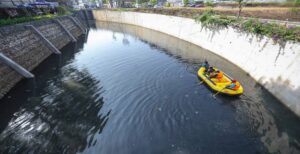 Pemerintah Kota (Pemkot) Bandung terus berupaya membangun kolam retensi. Hal itu untuk meminimalisir banjir yang biasa terjadi di sejumlah titik. Kepala Bidang Pengendalian Daya Rusak Air Dinas Sumber Daya Air dan Bina Marga Kota Bandung, Dini Dianawati menerangkan, data genangan per tahun 2021 yaitu 1.035 meter persegi dengan durasi genangan yaitu 31 menit 36 detik. "Saat ini kita kelola supaya durasinya berkurang dan luas genangan," katanya saat menghadiri peresmian Kolam Retensi Bima, Selasa 30 Agustus 2022.