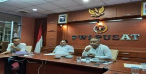 Persatuan Wartawan Indonesia (PWI) melarang sekitar 20.000 anggotanya mengikuti Uji Kompetensi Wartawan (UKW) yang pelaksanaannya bertentangan dengan Undang-Undang Nomor 40 Tahun 1999 tentang Pers. PWI secara tegas menyatakan bahwa satu-satunya lembaga yang memiliki legitimasi untuk melakukan pengaturan dan penyelenggaraan UKW adalah Dewan Pers. Lembaga Uji (LU) yang bisa menguji kompetensi wartawan sesuai UU Nomor 40 Tahun 1999 tentang Pers adalah LU yang telah tersertifikasi oleh Dewan Pers. Demikian pernyataan Ketua Umum PWI Pusat Atal Sembiring Depari menyikapi adanya sejumlah lembaga atau organisasi yang menyelenggarakan Uji Kompetensi Wartawan tetapi tidak sesuai dengan UU No. 40 Tahun 1999, Jumat (26/8/2022).