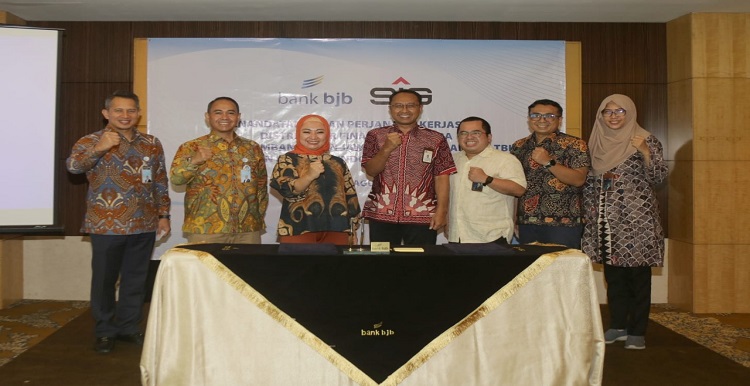 bank bjb melakukan kerja sama dengan PT. Semen Indonesia (Persero) Tbk terkait Distributor Financing yang akan saling menguntungkan. Penandatanganan Perjanjian Kerja Sama antara bank bjb dengan Semen Indonesia dilakukan Direktur Komersial dan UMKM bank bjb Nancy Adistyasari dan SVP of Finance Semen Indonesia Hasan Arifin, yang berlangsung di Hotel Mulia, Jakarta, Rabu 24 Agustus 2022. Penandatangan PKS ini turut dihadiri Pemimpin Divisi Komersial bank bjb Mohammad Mufti dan Pemimpin Divisi Hubungan Kelembagaan bank bjb Isa Anwari. Direktur Komersial dan UMKM bank bjb Nancy Adistyasari mengatakan kerja sama bank bjb dengan Semen Indonesia akan menghasilkan banyak keuntungan bagi kedua belah pihak.