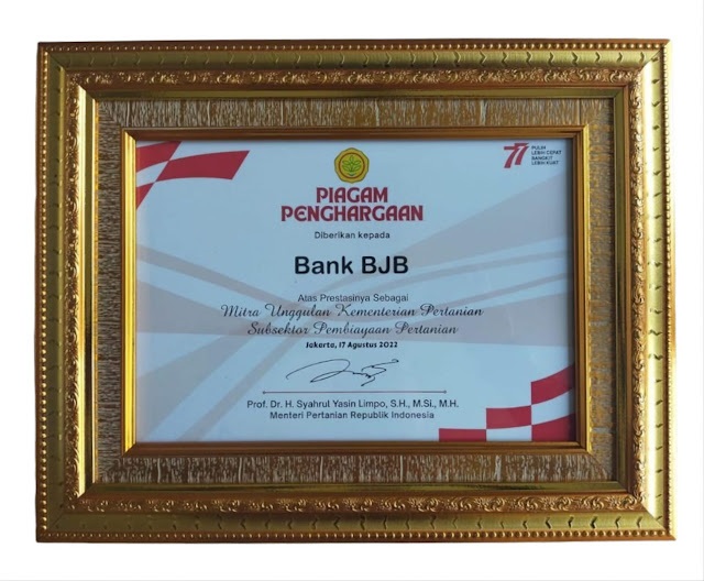 bank bjb meraih penghargaan dari Kementerian Pertanian RI karena senantiasa mendukung laju perekonomian daerah salah satunya melalui pembiayaan kepada sektor pertanian. Penghargaan kepada bank bjb diberikan pada Rabu, 17 Agustus 2022 bertepatan dengan peringatan Hari Ulang Tahun Republik Indonesia ke-77. Selain itu, Kelompok Tani Sariasih Petani Milenial yang merupakan binaan UMKM bank bjb diundang ke Istana Negara pada acara penghargaan kepada Presiden dari Directorate General International Rice Research Institute (DG IRRI) dalam program Ketahanan Pangan Nasional, pada Minggu 14 Agustus 2022. Pemimpin Divisi Corporate Secretary bank bjb Widi Hartoto mengatakan bank bjb setia mendukung sektor pertanian karena merupakan salah satu sektor yang sangat penting saat ini terutama dalam menjaga ketahanan pangan.