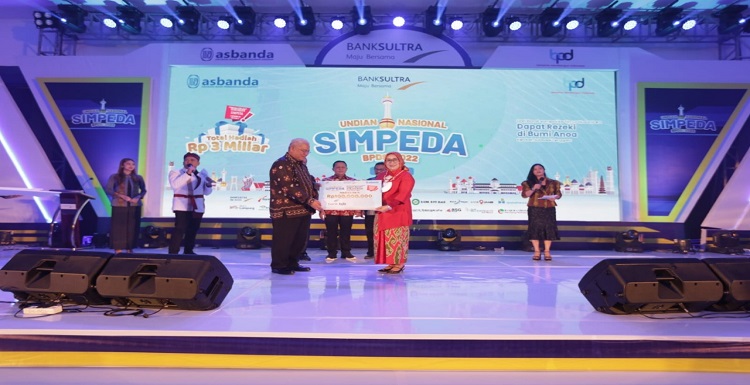 Sejumlah nasabah eksisting bank bjb berhasil memenangkan hadiah dari program Undian Nasional Simpeda yang diselenggarakan Asosiasi Bank Pembangunan Daerah (Asbanda) Periode ke I Tahun XXXIII-2022. Masing-masing nasabah bank bjb tersebut mendapatkan uang tunai senilai jutaan rupiah yang diberikan sebagai hadiah. Penarikan Undian Nasional Simpeda kembali dilaksanakan secara offline setelah sempat dilaksanakan online selama 2 tahun akibat pandemi. Di tahun 2022 ini, Undian Nasional Tabungan Simpeda diikuti 25 BPD seluruh Indonesia dengan total hadiah sebesar Rp3 miliar (per periode) yang dihadiri secara langsung oleh Direktur Konsumer & Ritel bank bjb Suartini dan Pemimpin Divisi Dana & Jasa Konsumer bank bjb Edy Kurniawan Saputra yang juga berperan selaku Komite Pelaksana Undian Simpeda. Pemimpin Divisi Corporate Secretary bank bjb Widi Hartoto menjelaskan bank bjb sebagai BPD terbesar di Indonesia senantiasa mendorong nasabah untuk terus meningkatkan saldo Tabungan Simpeda yang merupakan produk bersama Asbanda, agar memiliki peluang besar meraih hadiah Undian Nasional Simpeda dengan total hadiah sebesar Rp6 miliar.