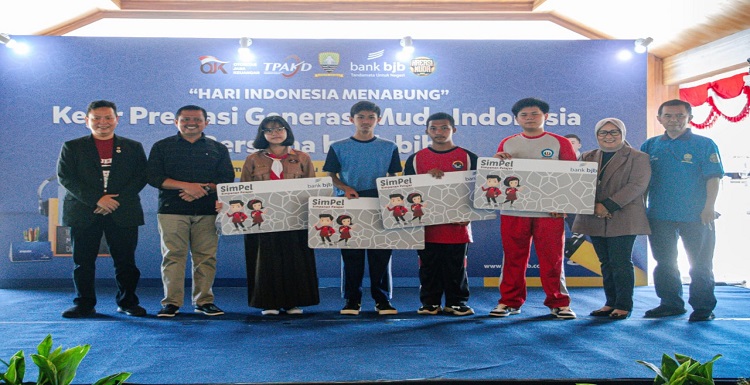 bank bjb bersama dengan Pemerintah Daerah Kabupaten Sumedang mendorong dan menanamkan budaya menabung sejak dini kepada para pelajar. Kolaborasi bank bjb dengan Pemda Sumedang dilakukan melalui acara peringatan Hari Indonesia Menabung dengan tema "Kejar Prestasi Generasi Muda Indonesia", yang berlangsung pada Sabtu 20 Agustus 2022 di Pendopo Kantor Pusat Pemda Sumedang. Ratusan siswa dari SMP, MTs, SMA serta MA ikut memeriahkan acara yang dihadiri Bupati Sumedang Dony Ahmad Munir, Wakil Bupati Sumedang Erwan Setiawan, Wakil Ketua DPRD Sumedang Jajang Heryana, Sekda Sumedang Herman Suryatman, Ketua Tim Penggerak PKK/Bunda Literasi Sumedang Susi Gantini, perwakilan dari Dinas Pendidikan Kabupaten Sumedang, perwakilan dari Kementerian Agama Sumedang, Kepala OJK Tasikmalaya Edi Ganda Permana dan Anggota Komisi XI DPR RI Jefry Romdonny serta tamu undangan lainnya.