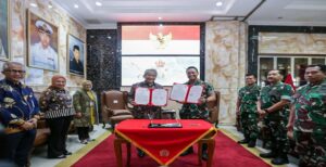 bank bjb berkolaborasi dengan Tentara Nasional Indonesia (TNI) demi memberikan kemudahan dan layanan perbankan terbaik bagi anggota TNI. Penandatanganan Nota Kesepahaman (MoU) antara bank bjb dengan TNI tentang Penyediaan dan Penggunaan Jasa Layanan Perbankan bagi Anggota TNI tersebut dilakukan secara langsung oleh Direktur bank bjb Yuddy Renaldi dan Panglima TNI Jenderal Andika Perkasa, pada Selasa 23 Agustus 2022 di Kantor Subden Mabes TNI, Jakarta Pusat. Kegiatan ini juga dihadiri oleh Asisten Personalia Panglima TNI Marsda TNI Kusworo, Asisten Teritorial Panglima TNI Mayjen TNI Purwo Sudaryanto, Kababinkum TNI Mayjen TNI Dr. Agus Dhani, Kapusku TNI Marsda TNI Danang Hadiwibowo. Sedangkan hadir dari bank bjb yakni Direktur Komersial dan UMKM Nancy Adistyasari, Direktur Konsumer dan Ritel Suartini, Direktur Operasional bank bjb syariah Vicky Fitriadi, Pemimpin Divisi Hubungan Kelembanggan Isa Anwari, Pemimpin Divisi Kredit Ritel Rudy Purwadhi, Pemimpin Divisi Kredit UMKM Denny Mulyadi. Direktur bank bjb Yuddy Renaldi mengatakan penandatanganan Penandatanganan Nota Kesepahaman ini menandai sinergi yang lebih luas antara bank bjb dengan TNI.