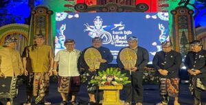 bank bjb mendukung pelestarian sekaligus mendorong inovasi seni dan budaya melalui Ubud & Beyond Festival 2022 yang menampilkan karya-karya baru dari para pecinta seni di Ubud, Bali bahkan Nusantara. Kekayaan seni dan budaya yang tertanam di Ubud telah menjadi aset penting bagi Nusantara serta diakui dunia internasional sehingga menjadi salah satu daerah tujuan utama wisatawan dan menjadi lokomotif perekonomian melalui kekayaan seni dan budaya. Ubud & Beyond terlahir dari semangat untuk terus menjaga dan mengembangkan kekayaan seni dan budaya, khususnya yang tertanam di Ubud. Semua itu didasari dengan kesadaran tanggung jawab dan tugas besar sebagai generasi penerus untuk terus berinovasi dan berkarya agar seni dan budaya tumbuh tanpa harus merusak warisan dari para pendahulu. Gubernur Jawa Barat Ridwan Kamil bersama Wakil Gubernur Bali Tjokorda Oka Artha Ardhana Sukawati akan menghadiri kegiatan yang berlangsung pada 24 - 28 Agustus 2022 di Lapangan Astina Ubud, Bali ini.