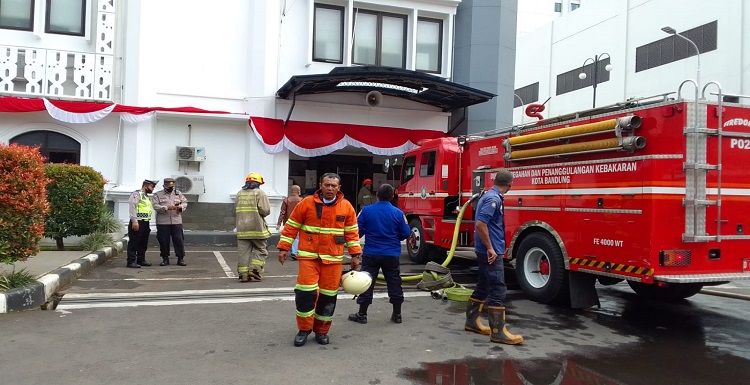 Gedung Dewan Perwakilan Rakyat Daerah (DPRD) Provinsi Jawa Barat Jalan Diponegoro no 27 Kota Bandung Minggu (21/8/2022) pagi, dilaporkan terbakar ruangan arsip yang terletak di lantai 3 lokasi kebakaran tersebut . Diduga tebakarnya ruang arsip di Gedung DPRD Jabar tersebut diakibatkan oleh arus pendek listrik. Sekretaris DPRD Provinsi Jawa Barat Ida Wahida Hidayati mengungkapkan, berdasarkan laporan yang diterima pihaknya insiden terbakarnya ruangan arsip di lantai 3 Gedung DPRD Jabar terjadi pada minggu pagi sekitar pukul 08.05 WIB. "Menurut laporan kebakaran diketahui oleh security saat berkeliling melihat asap, dan mereka berinisiatif memadamkan kebakaran tersebut agar tidak membesar"ucap Ida. Ida menambahkan, karena insiden tersebut terjadi di ruangan arsip yang didominasi oleh berkas berupa kertas dan dus/box mengakibatkan api mudah membesar.