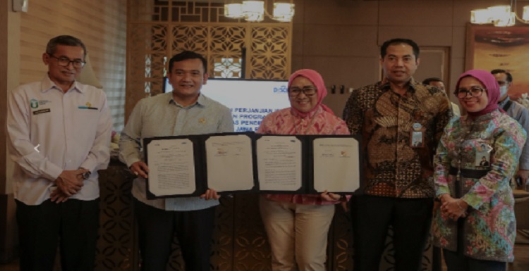 bank bjb dan Dinas Pendidikan (Disdik) Provinsi Jawa Barat menjalin kerja sama pemanfaatan program Dana Pensiun Lembaga Keuangan (DPLK) bagi Pegawai Pemerintah dengan Perjanjian Kerja (PPPK). Penandatanganan Perjanjian Kerja Sama (PKS) ditandatangani oleh Direktur Konsumer dan Ritel bank bjb Suartini bersama Kepala Dinas Pendidikan Provinsi Jawa Barat Dedi Supandi . Selasa 2 Agustus 2022 di Aula Lantai 3 kantor pusat bank bjb, Jalan Naripan Nomor 12, Kota Bandung Acara penandatangan tersebut juga dihadiri perwakilan dari Kantor Cabang Dinas (KCD) yang menyaksikan langsung , selanjutnya dilakukan ramah tamah dan sharing terkait penguatan kerjasama yang selama ini sudah terjalin dengan baik.