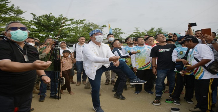 Gubernur Jawa Barat Ridwan Kamil mengikuti kegiatan permainan tradisional di tepi Pantai Palangpang, Desa Ciwaru, Kecamatan Ciemas, Kabupaten Sukabumi, Jumat (26/8/2022). Dalam kesempatan tersebut Ridwan Kamil didampingi Bupati Sukabumi Marwan Hamami, menjajal permainan tradisional, salah satunya layangan. Warga pun antuasias menyaksikan orang nomor satu di Jabar bermain layangan. " Ya , ini bagian dari rangkaian kegiatan mempromosikan pariwisata Jawa Barat Selatan, dan Jawa Barat Selatan identik dengan Kabupaten Sukabumi dengan Geopark Ciletuh," kata Kang Emil, sapaan akrab Ridwan Kamil. Perayaan permainan tradisional ini diinisiasi oleh Komite Olahraga Rekreasi Masyarakat Indonesia (KORMI) Jabar. Tujuannya untuk mengenalkan olahraga tradisional sekaligus mempromosikan pariwisata Jawa Barat Selatan lewat pergelaran Pesta Rakyat dan Olahraga Tradisional.