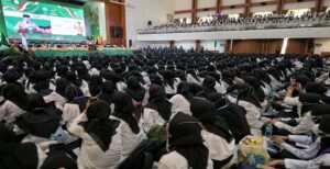 Gubernur Jawa Barat Ridwan Kamil menghadiri sekaligus menjadi pembicara dalam Acara Pengenalan Budaya Akademik dan Kemahasiswaan Universitas Islam Negeri Sunan Gunung Djati Bandung di Kota Bandung, Senin (29/08/2022). Dalam acara tersebut Gubermur memberikan motivasi kepada 7.377 mahasiswa baru UIN Sunan Gunung Djati untuk menjadi generasi penerus bangsa yang berani, cerdas, mampu bersaing dengan negara lain, serta progesif terhadap perkembangan digital saat ini. Menurutnya, 20 tahun mendatang, Indonesia akan diisi oleh generasi muda penerus bangsa dengan berbagai tanggung jawab yang perlu dilakukan, di antaranya dalam skala kepemimpinan dan pembangunan. Kang Emil, sapaan akrab Ridwan Kamil, mengungkapkan pula ciri-ciri suatu negara menjadi negara maju, salah satunya dengan memperbaiki kualitas Sumber Daya Manusia (SDM).