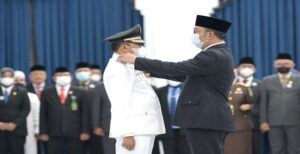 Gubernur Jawa Barat Ridwan Kamil melantik Ngatiyana sebagai Wali Kota Cimahi definitif sisa masa jabatan 2017-2022, di Gedung Sate, Kota Bandung, Selasa (16/8/2022). Pelantikan dilakukan usai Menteri Dalam Negeri Tito Karnavian mengeluarkan Surat Keputusan terkait Pemberhentian Ajay M Priatna sebagai Wali Kota Cimahi. Masa jabatan Ngatiyana sebagai Wali Kota Cimahi definitif akan berakhir pada 22 Oktober 2022. "Dengan dilantiknya Wali kota Cimahi, saya meyakini, bahwa urusan pemerintahan di Cimahi akan berjalan lebih optimal. Saya juga berpesan agar (Pak Ngatiyana) bisa menjaga stabilitas ekonomi dan politik di Cimahi hingga masa jabatan selesai," kata Ridwan Kamil.