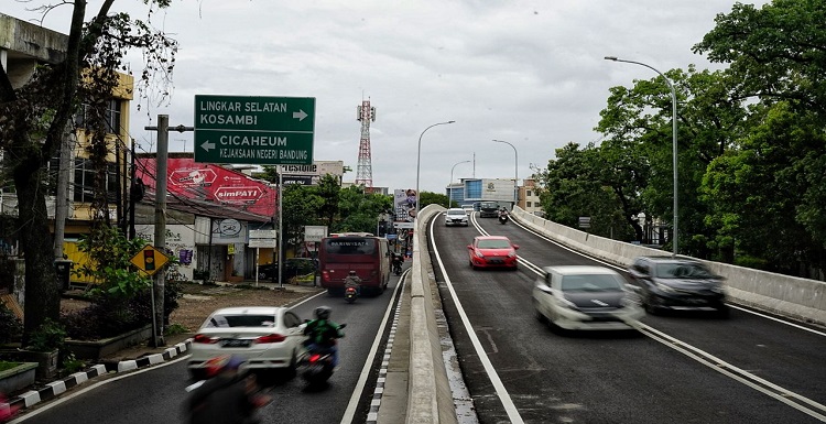 Pemerintah Kota (Pemkot) Bandung terus meningkatkan tingkat kemantapan jalan dan kondisi Jalan di Kota Bandung. Saat ini, keseluruhan panjang jalan mencapai 1.129,70 kilometer. Terdiri dari Jalan Negara sepanjang 43,63 kilometer, Jalan Provinsi sepanjang 38,45 kilometer dan Jalan Kota sepanjang 1.047,62 kilometer. Dari 1.047,62 kilometer jalan milik Kota Bandung, sebanyak 1.005 kilometer jalan sudah diaspal dan 46,62 kilometer jalan dibeton. Merujuk data data Susenas (Survey Sosial Ekonomi Nasional) yang dikeluarkan oleh Badan Pusat Statistik (BPS) sebanyak 825,66 kilometer jalan di Kota Bandung dalam kondisi baik dan 167,63 kilometer dengan kondisi sedang. Dikutip dari Open Data Kota Bandung milik Dinas Sumber Daya Air dan Bina Marga (DSDABM) Ada 3.185 ruas jalan di Kota Bandung.