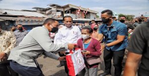 Riuh teriakan warga antusias menyambut kehadiran Presiden Joko Widodo (Jokowi) di Pasar Cicaheum, Minggu, 28 Agustus 2022. Dalam kunjungannya, Jokowi membagikan bantuan sembako dan tambahan modal usaha kepada 100 orang Program Keluarga Harapan (PKH). Tak hanya itu, ia juga membagikan tambahan modal kerja kepada pedagang di pasar dan bantuan asistensi rehabilitasi sosial (Atensi). "Kami memberikan bantuan untuk PKH dan para pedagang di pasar. Tadi sempat keliling pasar juga. Harga relatif stabil hanya satu yang harganya naik itu telur," ujar Jokowi. Sekitar pukul 09.20 WIB, Jokowi beserta jajarannya berkeliling mengunjungi warga dan pedagang di sekitar Pasar Cicaheum. Wali Kota Bandung, Yana Mulyana dan Gubernur Jawa Barat, Ridwan Kamil juga turut mendampingi dalam kunjungan ini. Para penerima manfaat mengaku senang bisa memperoleh bantuan langsung dari presiden. Salah satunya, Kokom Komariah, warga Sukarame I, RT 3 RW 9 yang sudah datang sejak pukul 06.00 WIB.