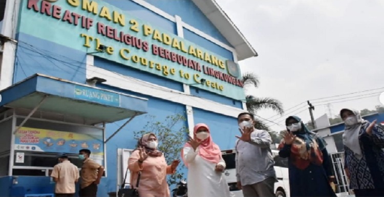 Komisi V DPRD Provinsi Jawa Barat yang membidangi kesejahteraan sosial yang mana salah satunya bidang pendidikan.Sesuai dengan tugas pokok dan fungsi (tupoksi)nya yang diamanatkan Undang-Undang Nomor 23 Tahun 2014 Tentang Pemerintahan Daerah menyebutkan bahwa DPRD mempunyai fungsi pengawasan (controling),Legislasi (membuat produk hukum peraturan daerah/perda) dan penganggaran (budgeting). Terkait hal tersebut dalam rangka fungsi pengawasan Komisi V melakukan kunjungan kerja (kunker) dengan mengunjungi SMA Negeri 2 Padalarang di Jl. G.A. Manulang, Jayamekar, Kec. Padalarang, Kabupaten Bandung Barat (KBB), Jawa Barat.Jumat (12/8/2022). Anggota Komisi V DPRD Jabar Hj.Siti Muntamah,S.AP mengatakan kunjungan kerja ke SMA Negeri 2 Padalarang Kabupaten Bandung Barat dalam rangka evaluasi dan monitoring Penerimaan Peserta Didik Baru (PPDB) Tahun Ajaran 2022,tutur politisi perempuan Partai Keadilan Sejahtera (PKS) ini.