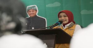 Ketua Tim Penggerak Pemberdayaan Kesejahteraan Keluarga Provinsi Jawa Barat Atalia Praratya Kamil mendorong kader Posyandu untuk fokus pada peningkatan kualitas hidup anak-anak. Guna mengimplementasikan hal tersebut, Atalia mengapresiasi digelarnya Rapat Koordinasi (Rakor) Kelompok Kerja Operasional (Pokjanal) Posyandu Provinsi Jabar dan Pendamping Posyandu Juara Tahun 2022, yang dihadiri oleh perwakilan dari 27 Kabupaten/ Kota. "Kita penting membangun koordinasi dan kolaborasi seperti kegiatan ini. Hadirnya Posyandu adalah upaya kita meningkatkan kesejahteraan masyarakat, utamanya anak-anak, serta fokus pada kualitas hidup anak," kata Atalia saat memberikan sambutan dalam rakor tersebut di Puteri Gunung Hotel, Kabupaten Bandung Barat, Rabu (31/8/2022). Namun, walaupun titik utamanya tentang peningkatan kualitas hidup dalam bidang kesehatan, Atalia berharap kader Posyandu juga bisa mengedukasi masyarakat terkait pendidikan, ekonomi, dan sosial lingkungan.