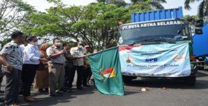 bank bjb mendukung ekspor Porang ke China agar para petani bisa lebih sejahtera melalui penyaluran kredit dengan skema pola kemitraan yang sangat menguntungkan. Dukungan bank bjb dibuktikan dalam kegiatan pelepasan ekspor perdana serpih (Chips) Porang ke negara China sebanyak 54 ton dengan total nilai sebesar Rp1,8 miliar, pada Selasa 2 Agustus 2022 di Selasar Plaza Upakarti, Komplek Pemda Kabupaten Bandung. Pelepasan ekspor perdana chips Porang ke negara China tersebut secara simbolis dilakukan Kepala Dinas Perdagangan dan Perindustrian Kabupaten Bandung Dicky Anugrah didampingi Direktur PT. Sanindo Porang Berkah Dhian Rahadian serta Pemimpin Divisi Kredit UMKM bank bjb Denny Mulyadi.