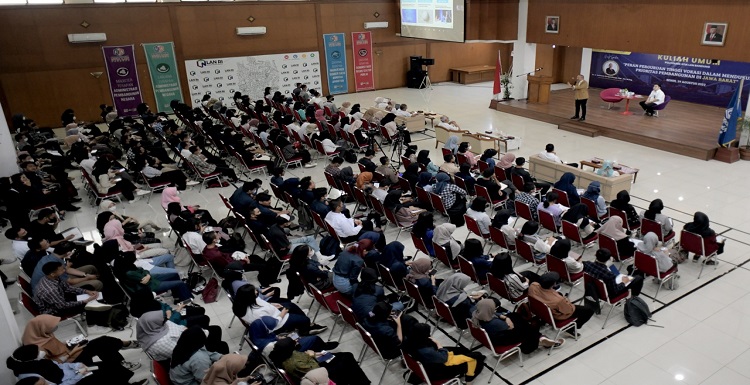 Perguruan tinggi punya punya peran penting meningkatkan kapasitas sumber daya manusia untuk mengantisipasi triple disrupsi yang terjadi saat ini. Demikian disampaikan Sekda Jabar Setiawan Wangsaatmaja saat memberikan kuliah umum di STIA LAN Bandung, Senin (29/8/2022). Menurut Setiawan, perguruan tinggi adalah instansi paling kuat terhubung dengan sumber daya manusia (SDM). Sejumlah hal penting yang mesti diperhatikan perguruan tinggi antara lain cognitive ability (kemampuan kognisi), system skill (keahlian dalam sistem), complex problem solving (kemampuan memecahkan masalah), content skills (skill konten), hingga process skills (kemampuan berproses). "Adapun skills of today and tomorrow (keahlian sekarang dan esok) adalah IT, yang jadi skill dasar yang harus bisa kita pahami," ujar Setiawan Wangsaatmaja. Lebih jauh peran perguruan tinggi dalam mendukung prioritas pembangunan di Jawa Barat, antara lain mampu mendorong mahasiswanya untuk dapat kreatif dan inovatif.