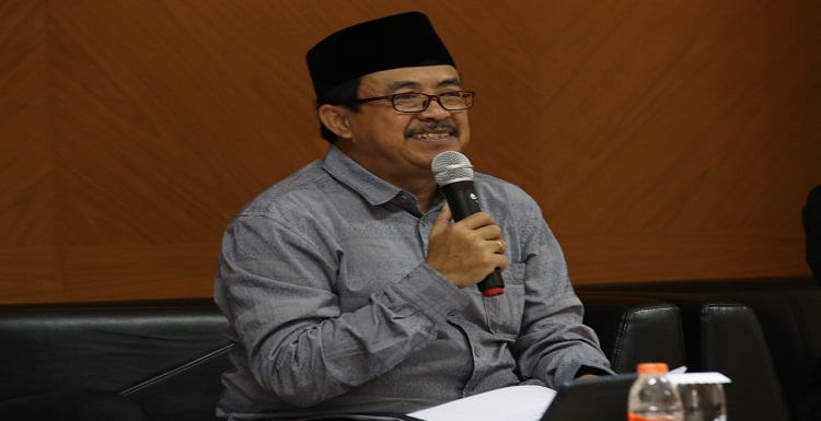 DPRD Provinsi Jawa Barat mengapresiasi atas surat edaran yang diinisiasi oleh KPID Jabar. Pasalnya, didalam surat edaran tersebut merupakan informasi yang harus diketahui masyarakat Jawa Barat, khususnya bagi lembaga penyiaran bagaimana dalam menayangkan sebuah siaran keagamaan yang tidak memiliki unsur negatif. Seperti ujaran kebencian yang belakangan kerap menjadi konsumsi masyarakat dalam sebuah tayangan penyiaran. Hal tersebut diungkapkan Anggota Komisi I DPRD Provinsi Jawa Barat, Sidkon Djampi saat menghadiri Acara Konferensi Pers Surat Edaran KPID Jabar No. 1 Tahun 2022 tentang Siaran keagamaan di lembaga penyiaran, acara berlangsung di Kantor KPID Provinsi Jawa Barat, Jalan Malabar no. 62, Kota Bandung, Kamis (18/8/2022).